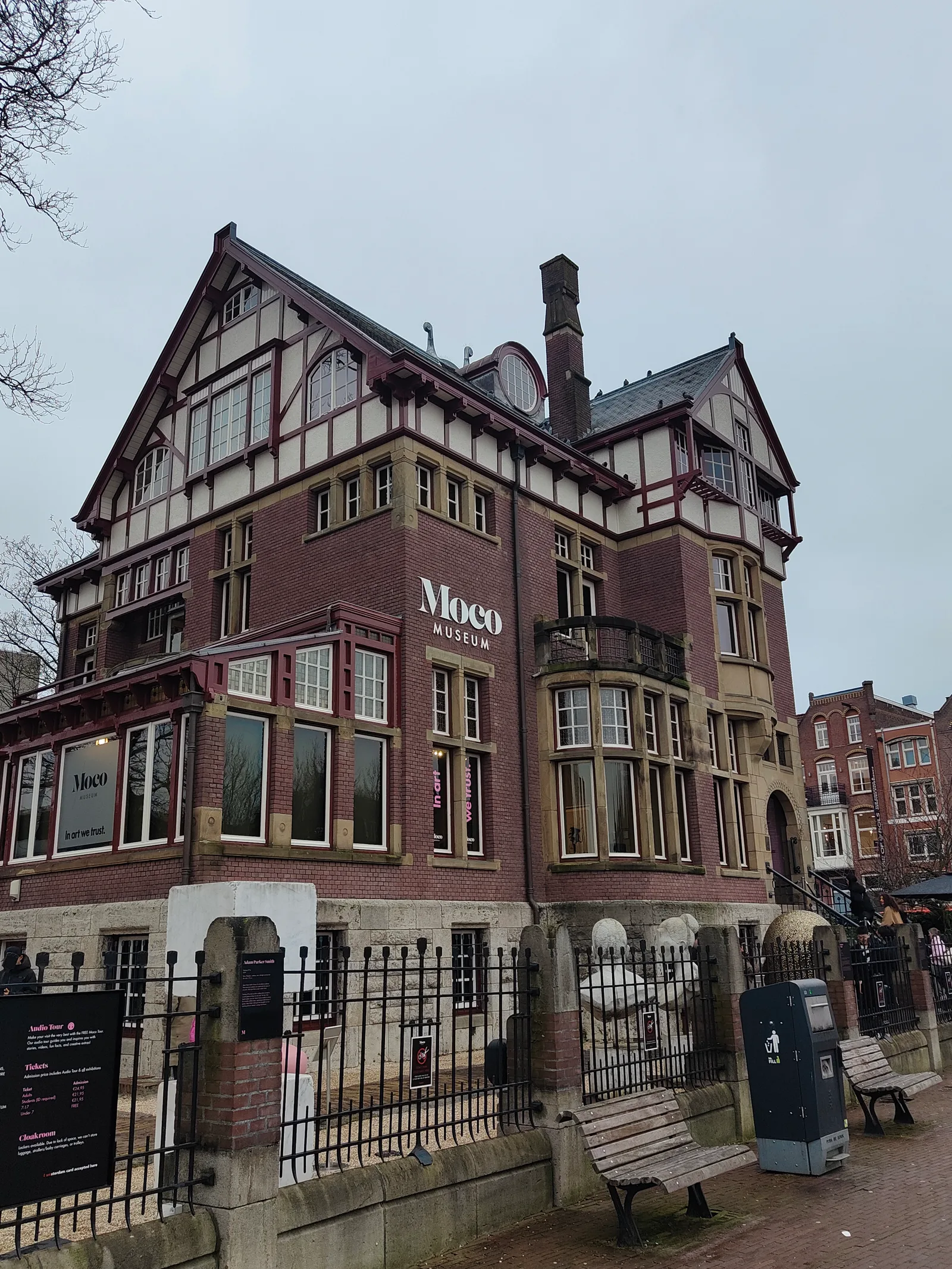 Atmosphere at Banksy Museum Amsterdam Amsterdam — travel photo
