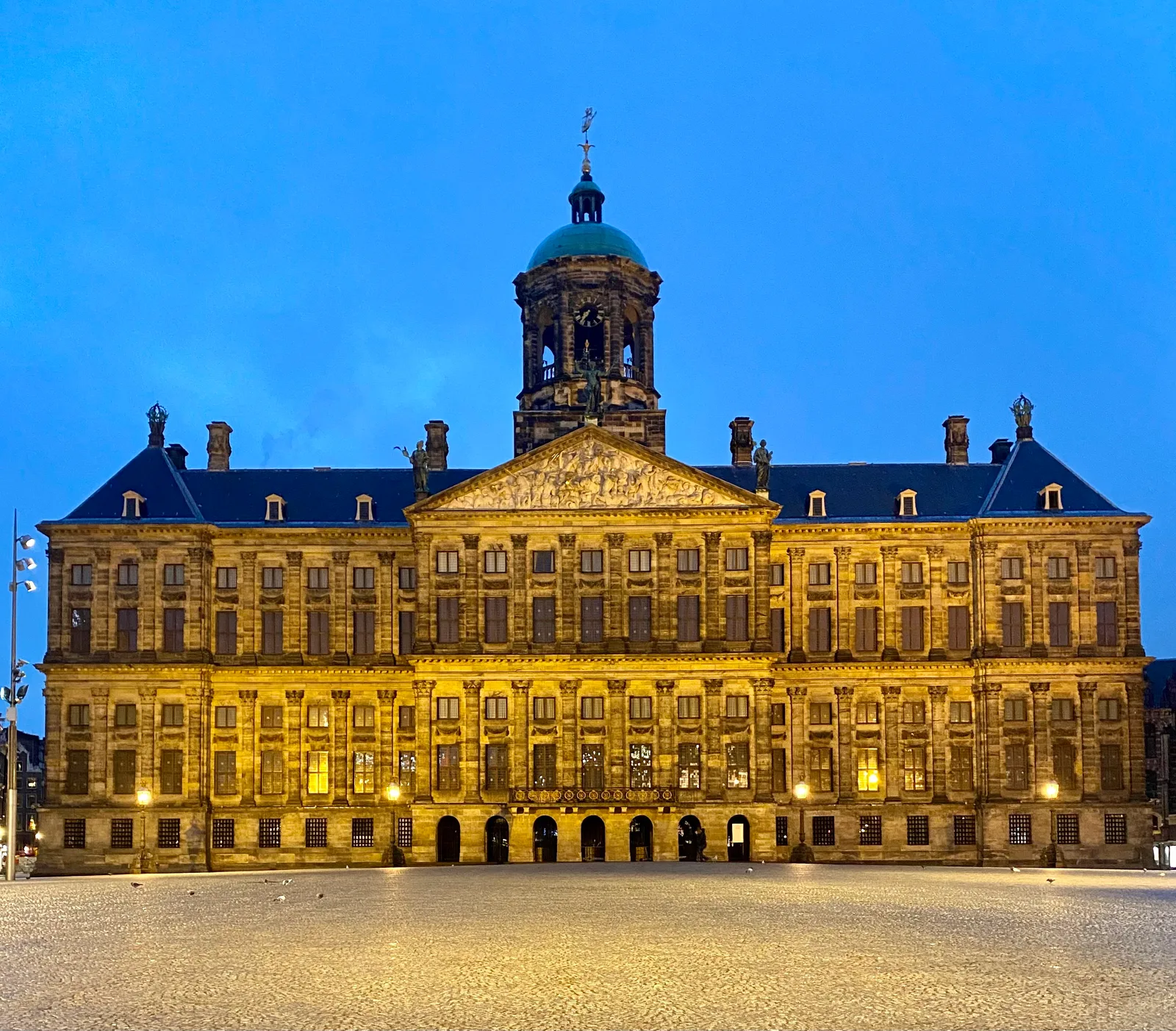 Dam Square — budget guide Amsterdam