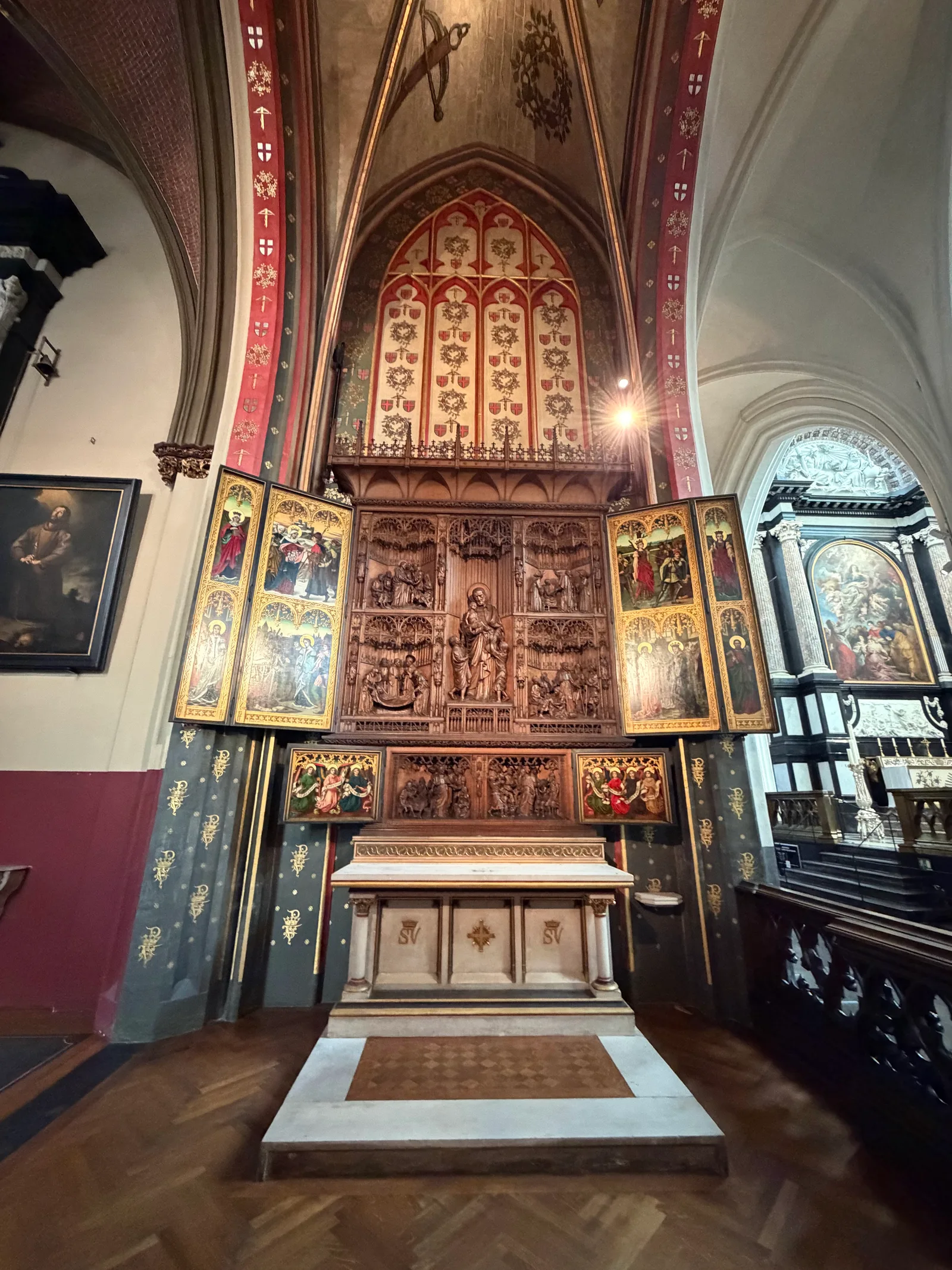 Atmosphere at Cathedral of Our Lady Antwerp — travel photo