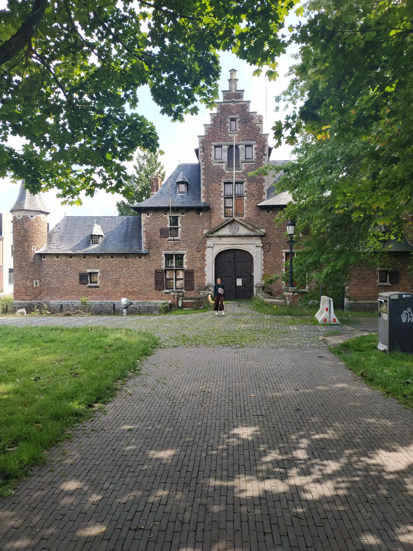 Details at Koninklijke Kring voor Heemkunde Merksem Antwerp — travel photo