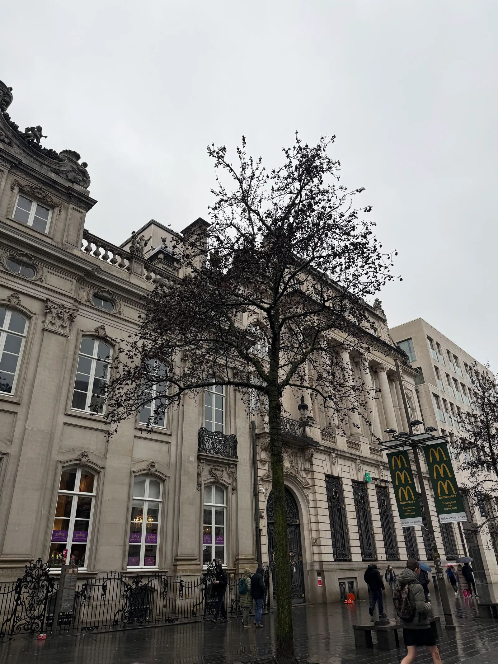 Atmosphere at Stadsfeestzaal Antwerp — travel photo