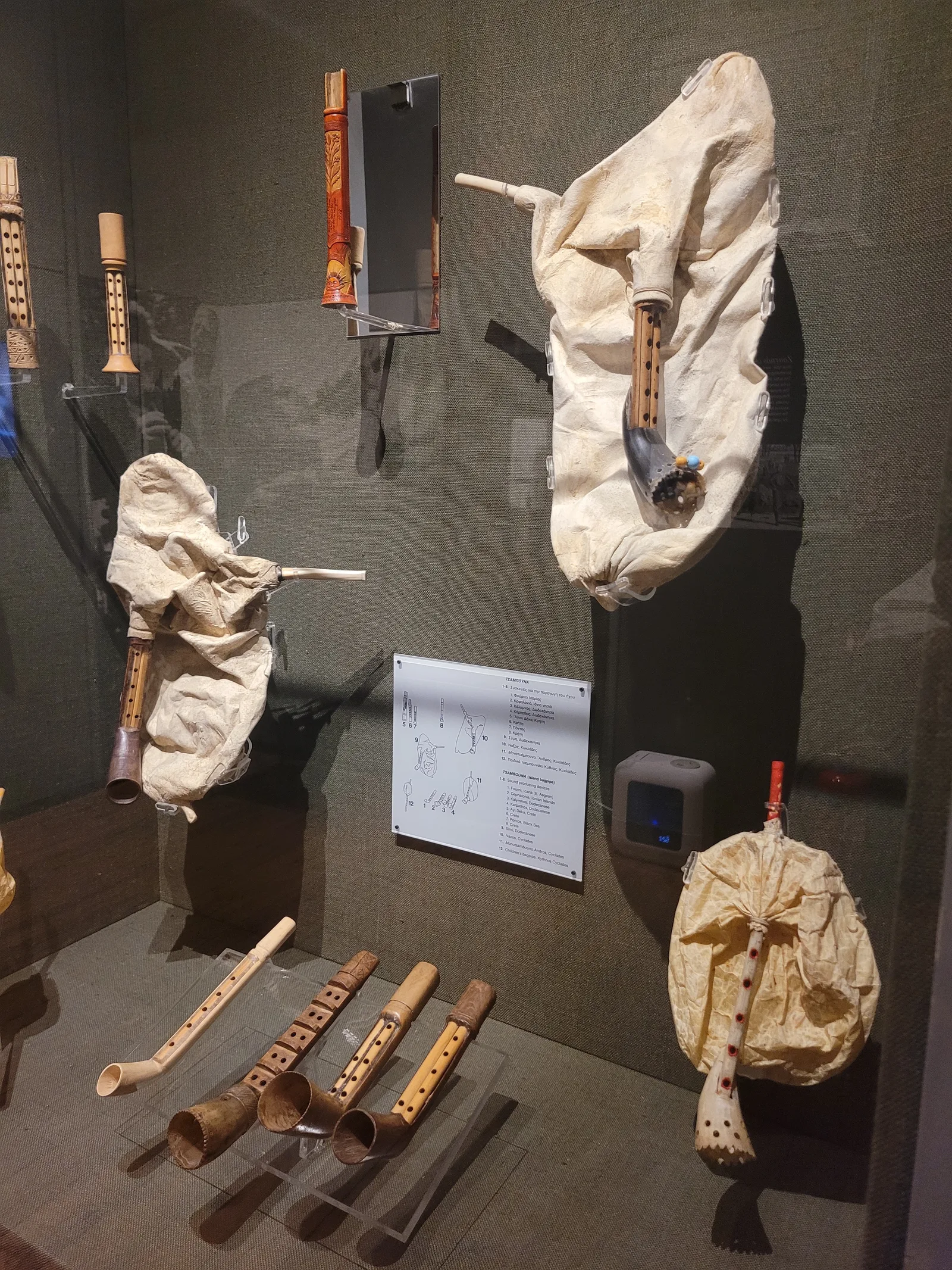Details at Museum of Greek Folk Musical Instruments "Fivos Anoyanakis" - Centre for Ethnomusicology Athens — travel photo