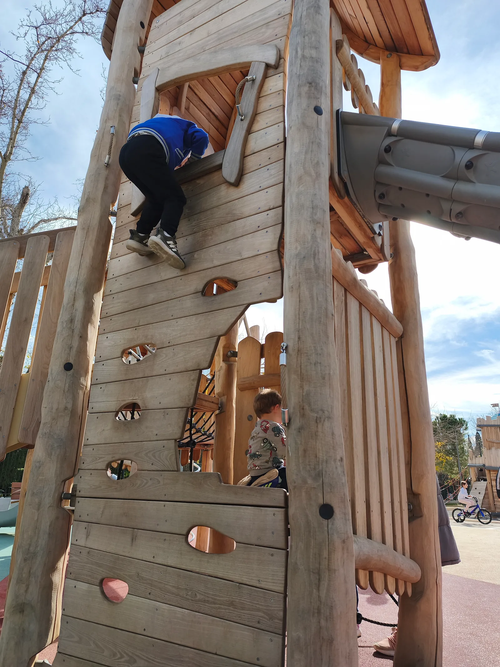 Details at Probona park Athens — travel photo