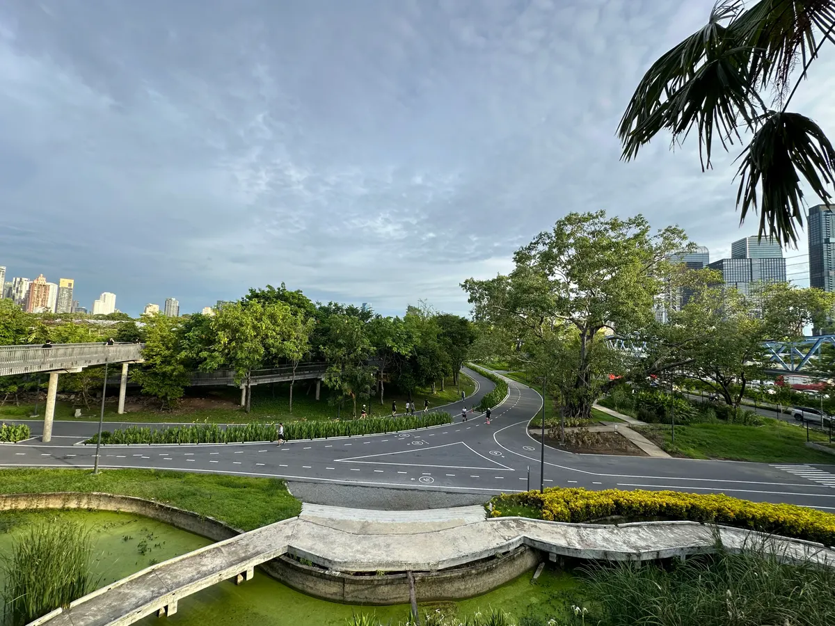 Main view at Benchakitti-Lumpini Park, Treetop Walk Bridge Bangkok — travel photo
