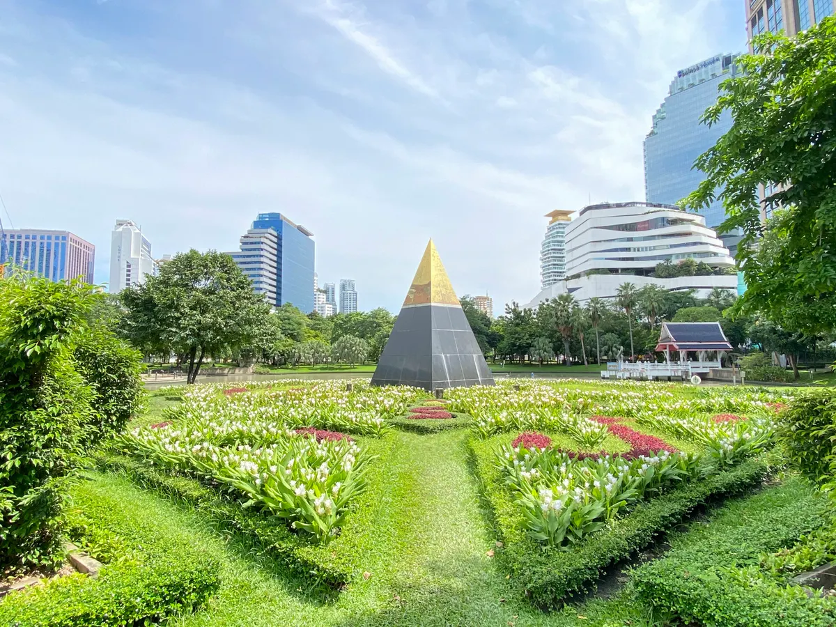 Atmosphere at Benchasiri Park Bangkok — travel photo