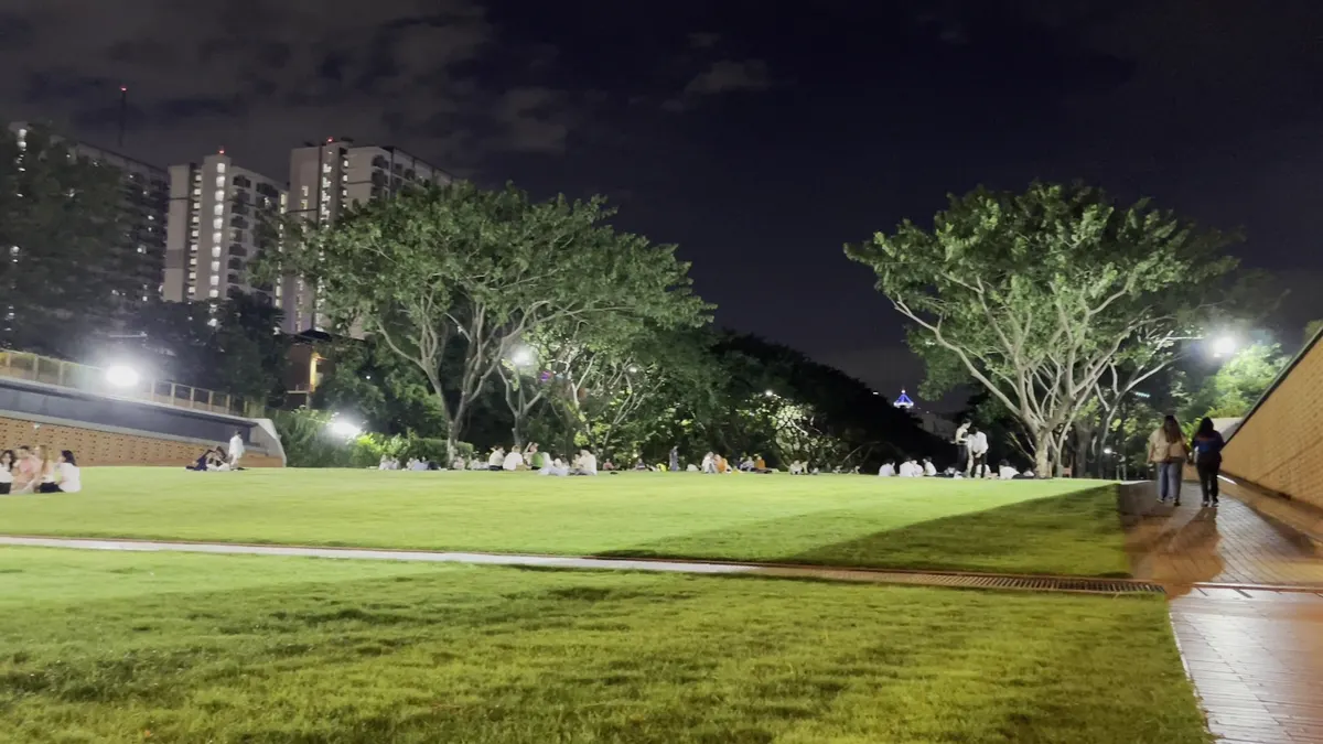 Atmosphere at Chulalongkorn University Centenary Park Bangkok — travel photo