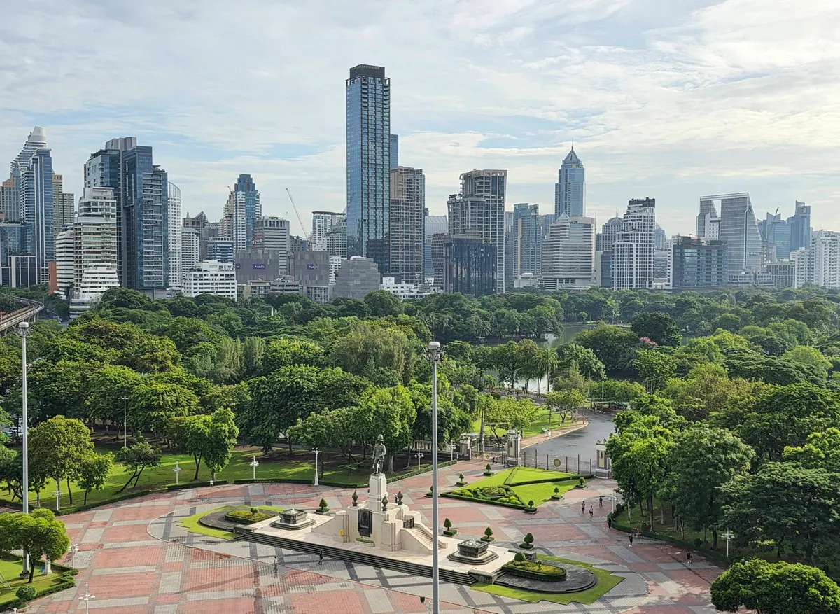 Main view at Dusit Arun Park Bangkok — travel photo