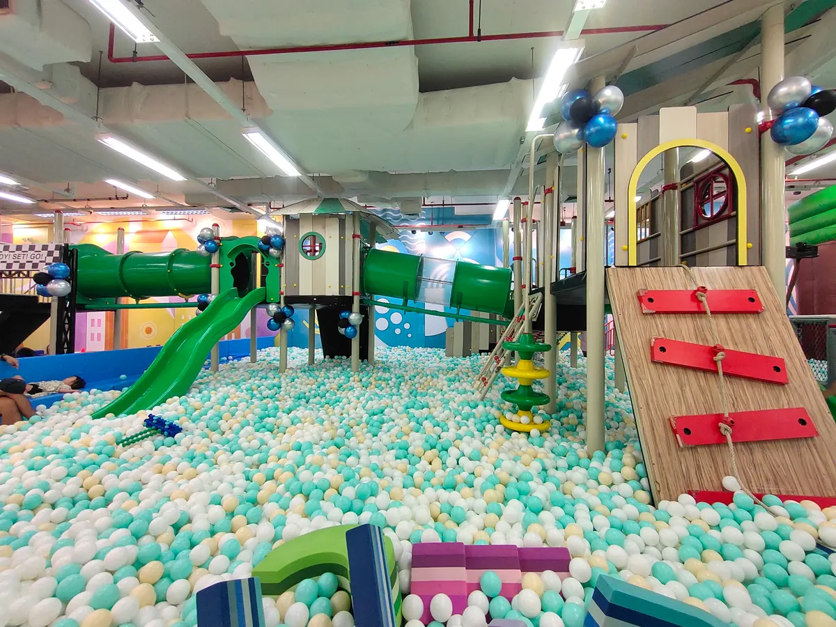 Main view at Kidzooona Gateway Ekkamai Bangkok — travel photo