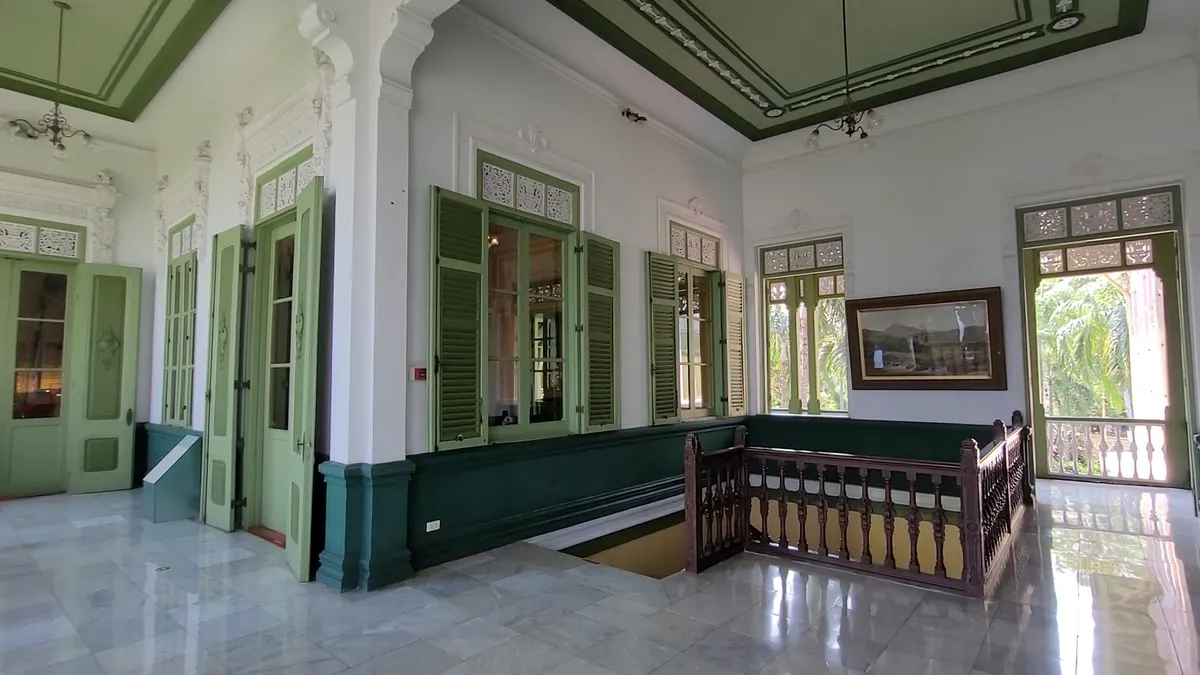 Main view at Parutsakawan Palace Bangkok — travel photo