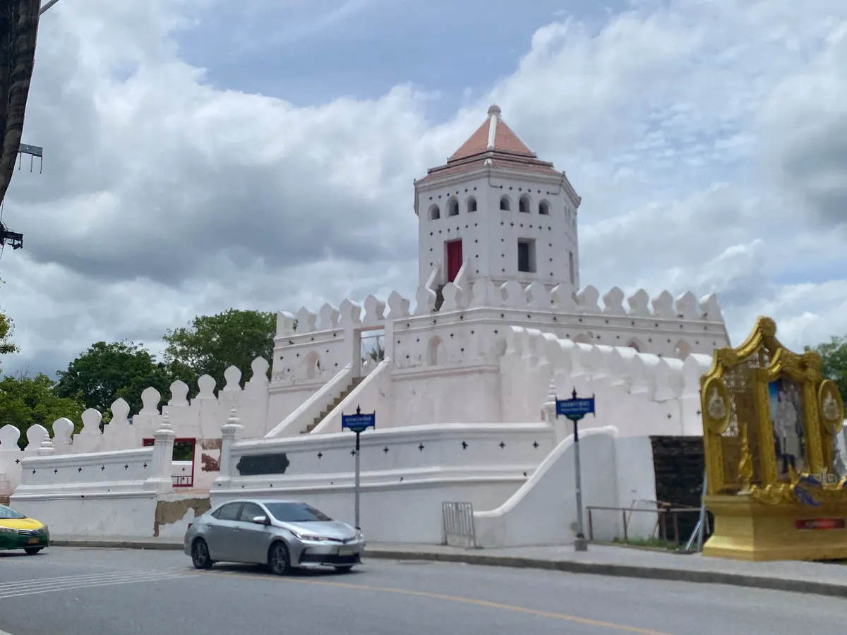 Phra Sumen Fort