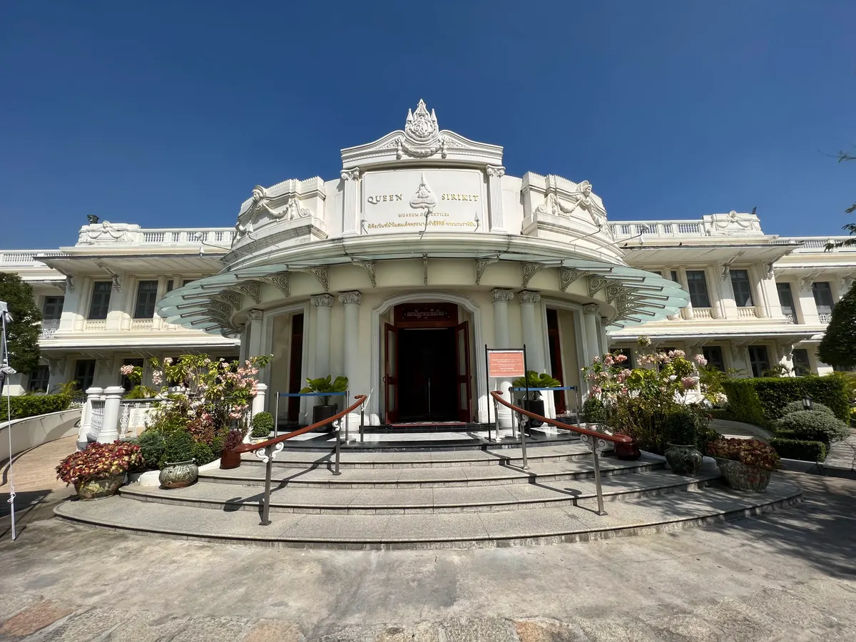 Main view at Queen Sirikit Museum of Textiles Bangkok — travel photo