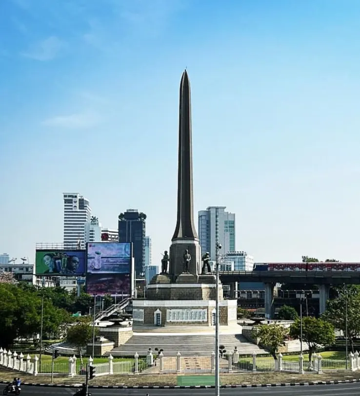 Main view at Victory Monument Bangkok — travel photo