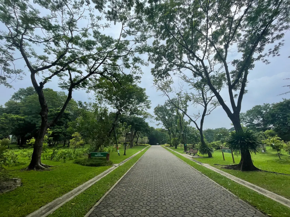 Main view at Wachirabenchathat Park (State Railway Park) Bangkok — travel photo