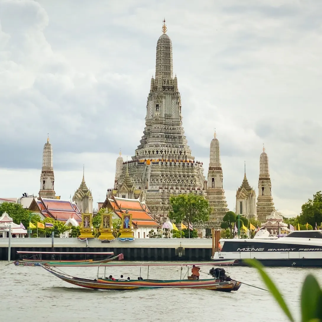 Main view at Wat Arun Ratchawararam Ratchawaramahawihan Bangkok — travel photo