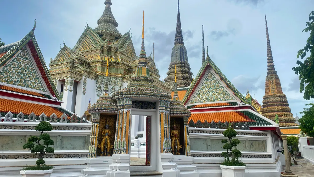 Atmosphere at Wat Arun Ratchawararam Ratchawaramahawihan Bangkok — travel photo