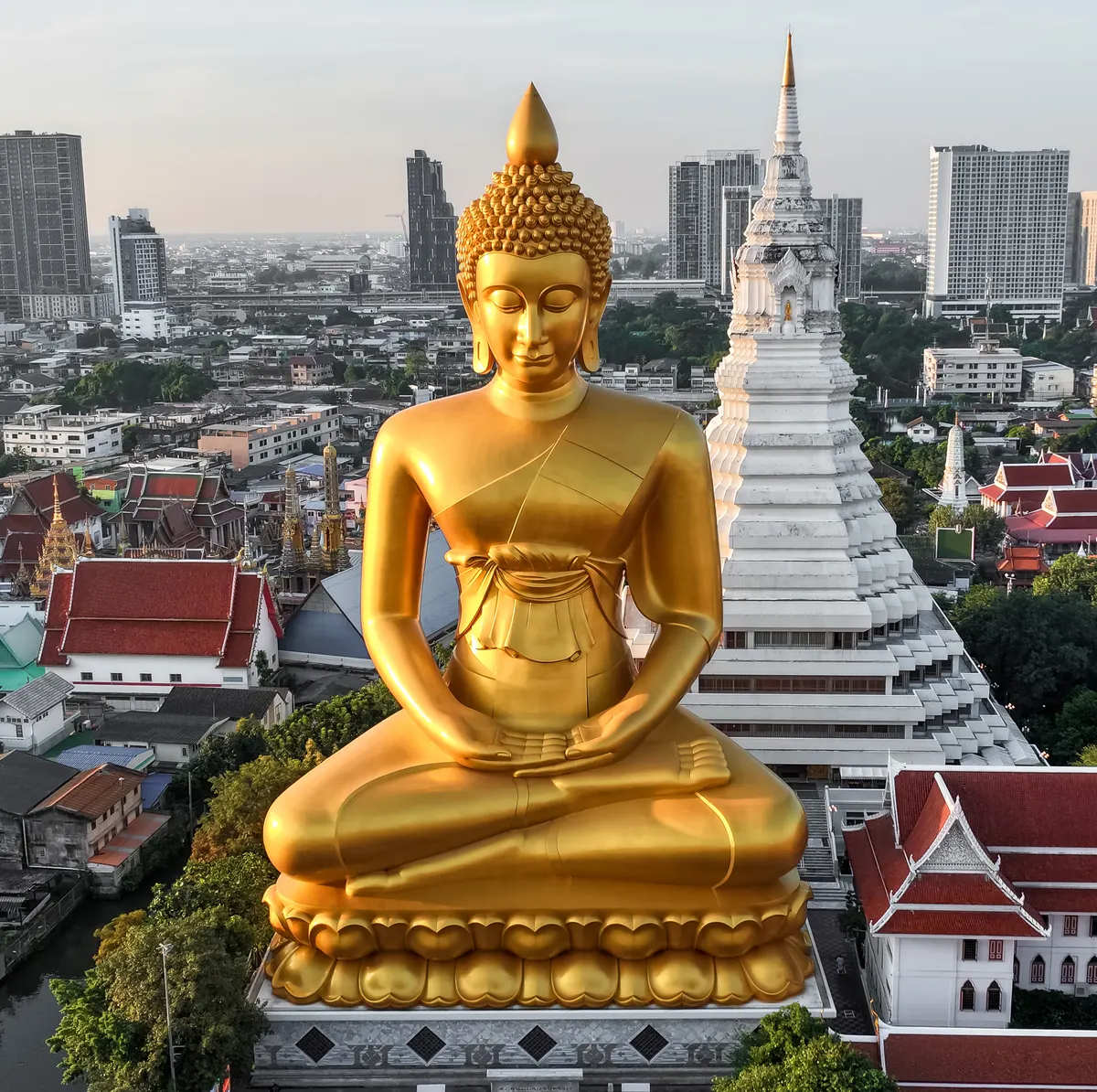 Main view at Wat Paknam Phasi Charoen Bangkok — travel photo