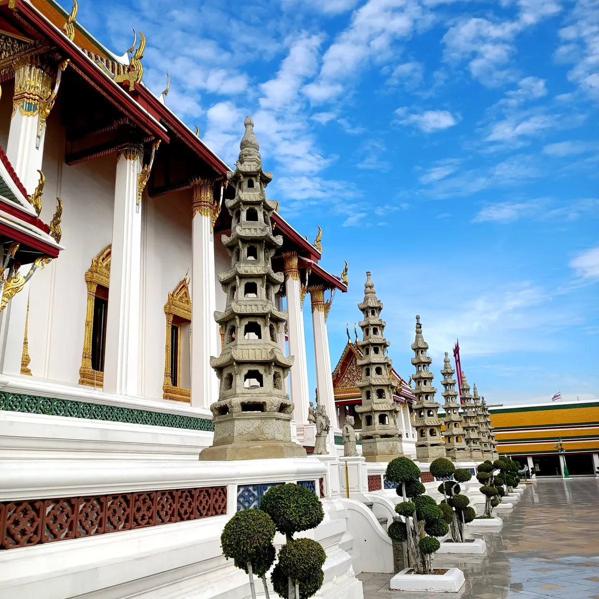 Main view at Wat Suthat Thepwararam Ratchaworamahawihan Bangkok — travel photo