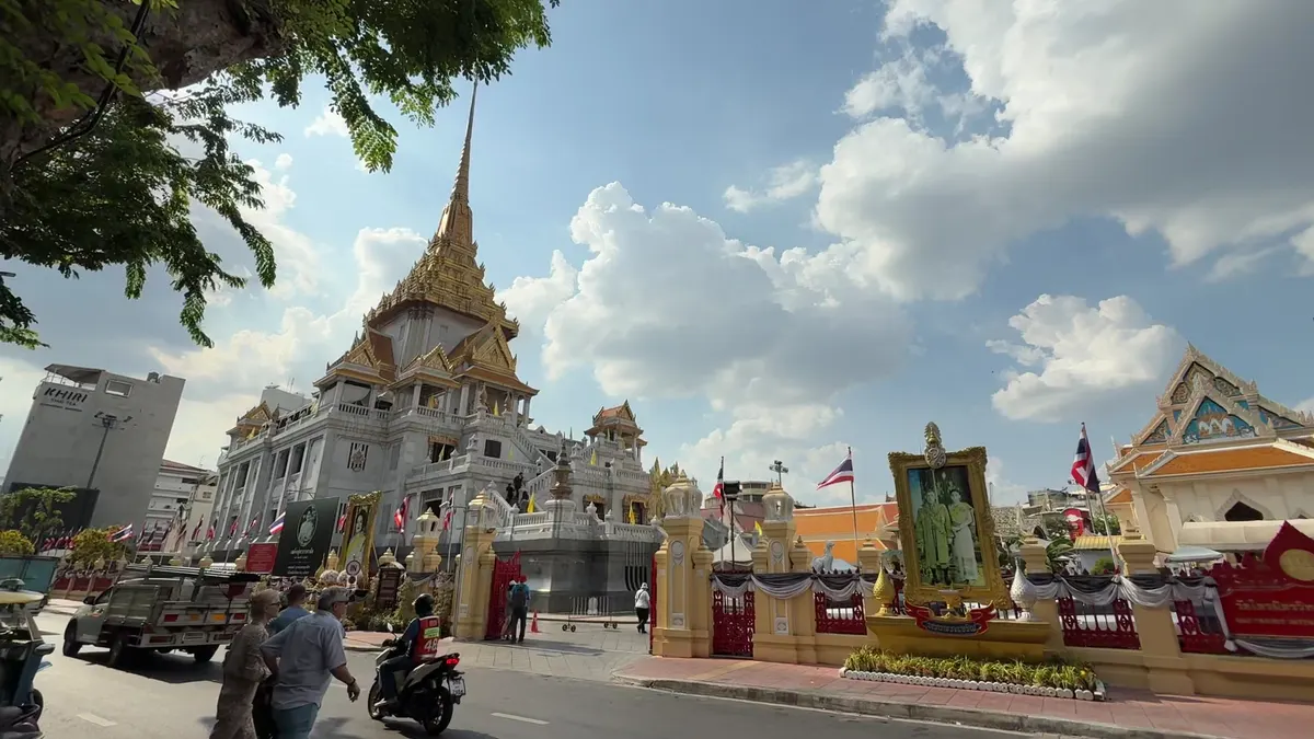Main view at Wat Trai Mit Witthayaram Worawihan Bangkok — travel photo