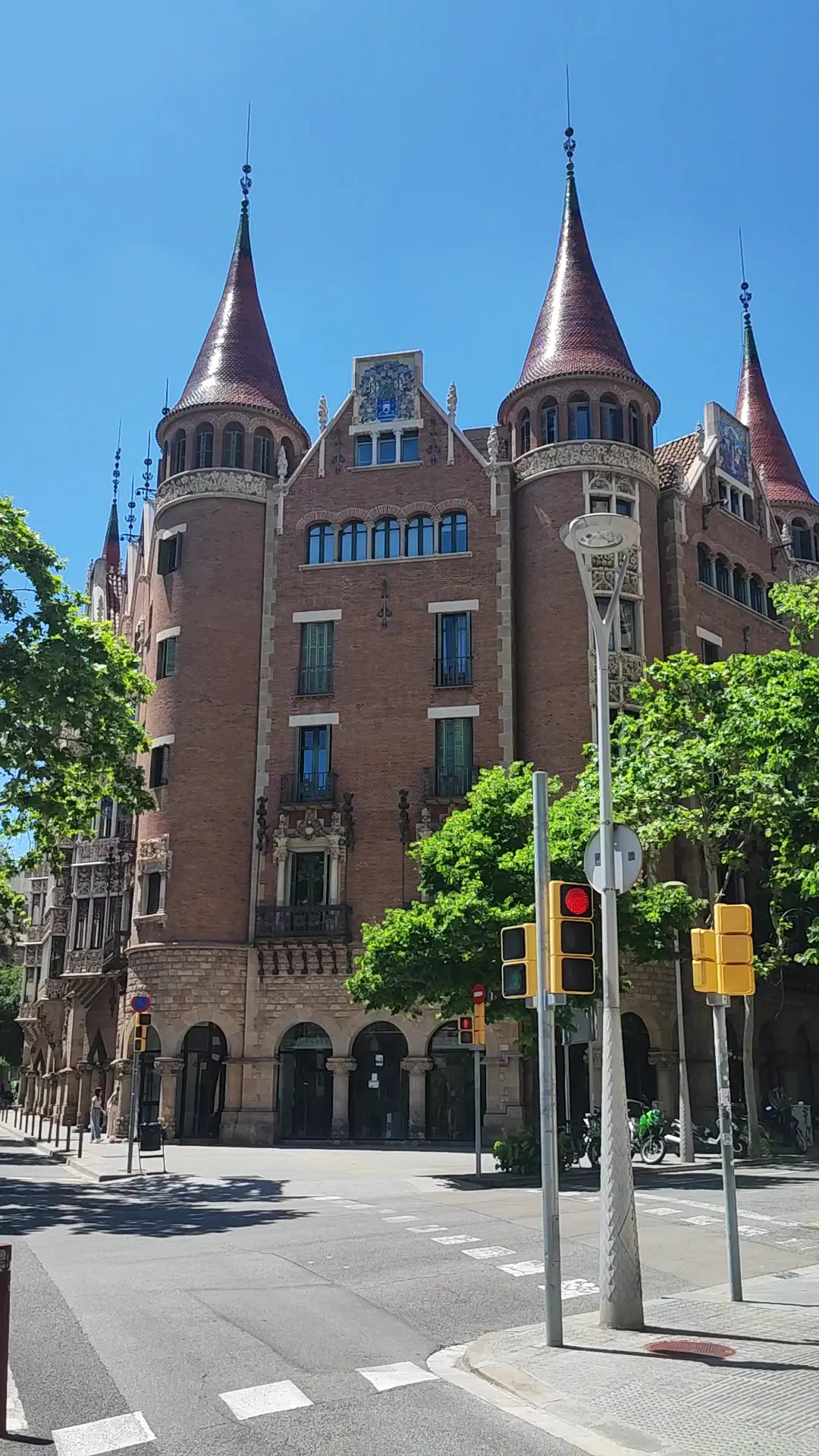 Main view at Casa de les Punxes Barcelona — travel photo