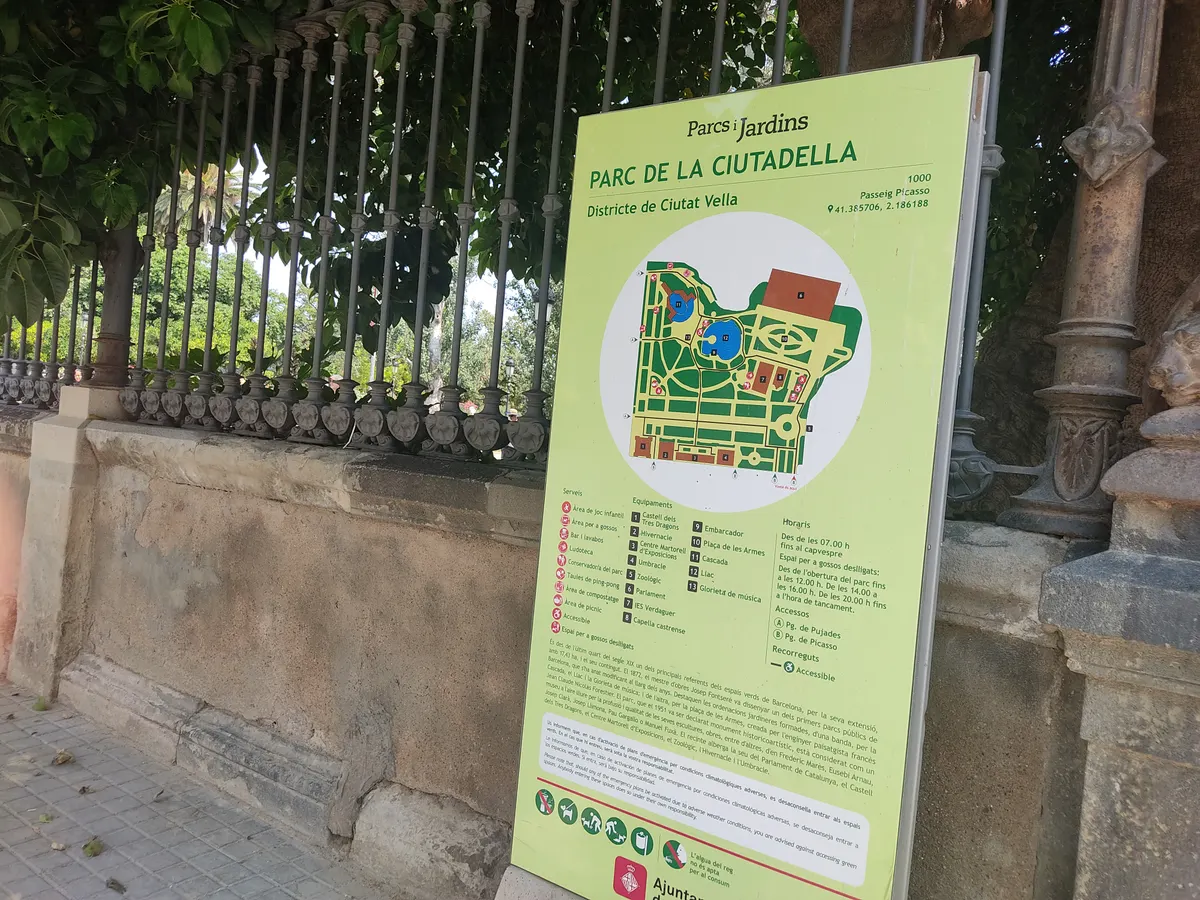 Main view at Ciutadella Park Barcelona — travel photo