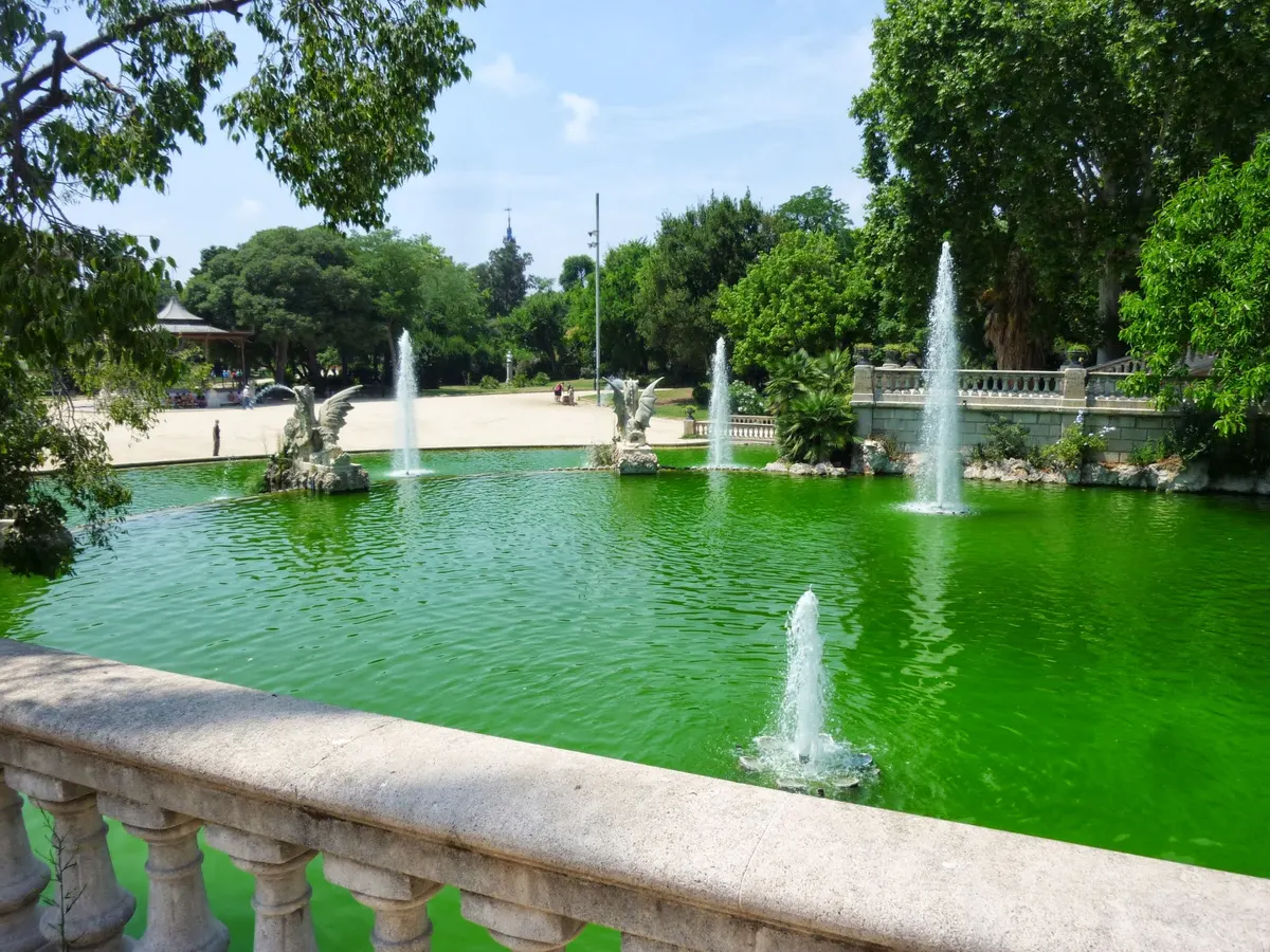 Atmosphere at Ciutadella Park Barcelona — travel photo