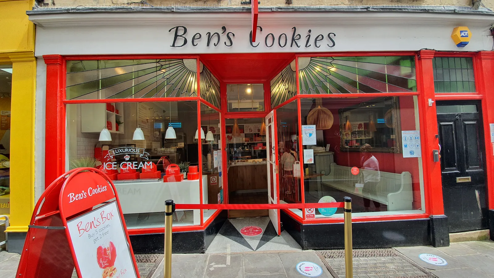 Atmosphere at Ben's Cookies Bath — travel photo