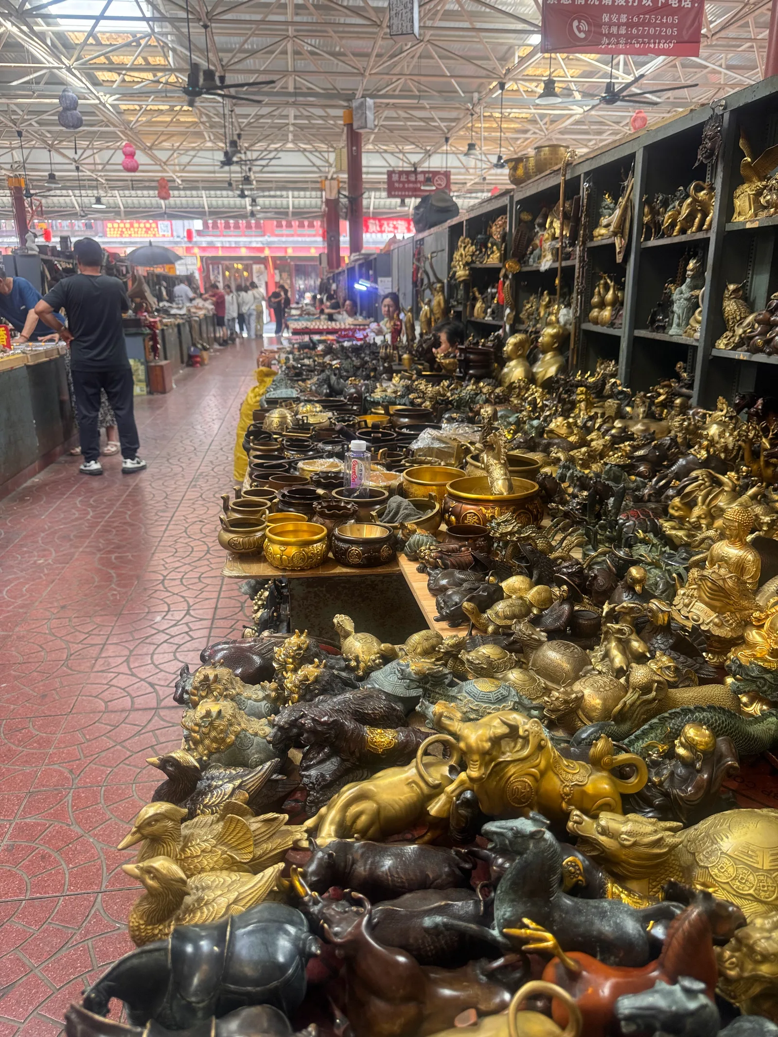 Interior at 潘家园古玩市场 Beijing — travel photo