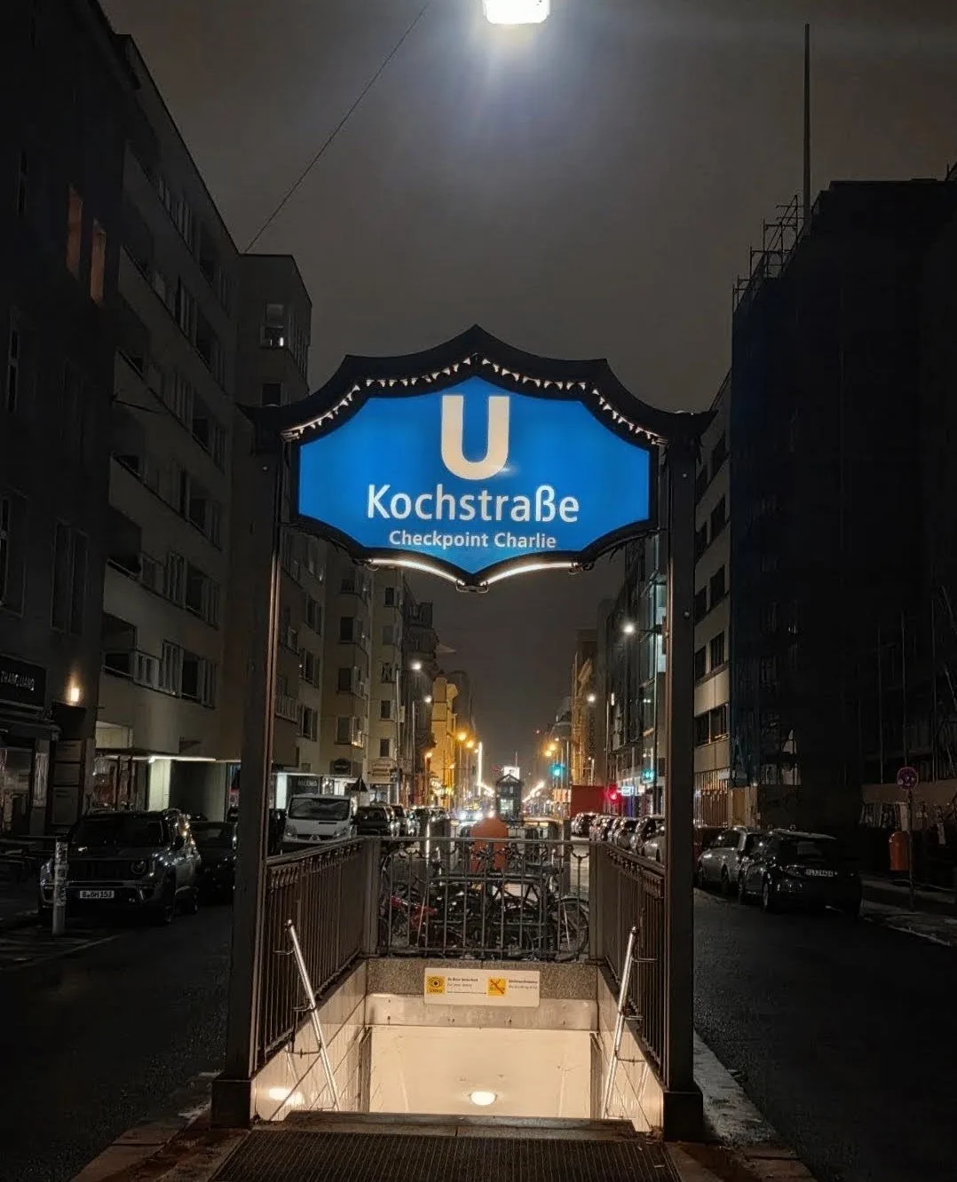 Atmosphere at Checkpoint Charlie Berlin — travel photo