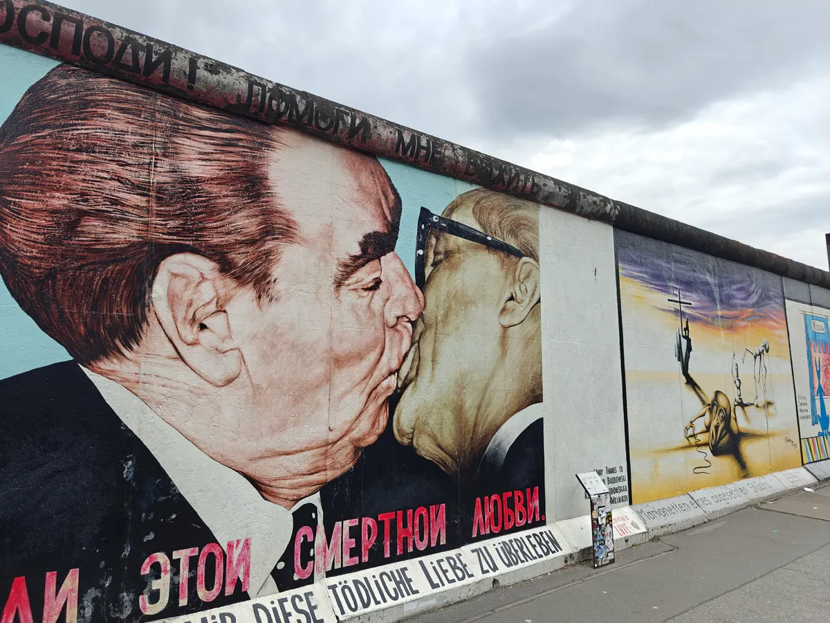 Atmosphere at East Side Gallery Berlin — travel photo