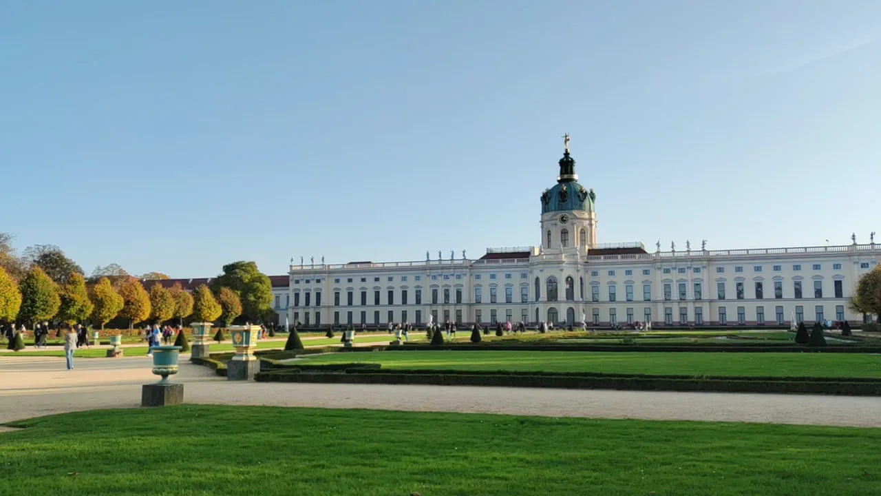 Details at Schlossgarten Charlottenburg Berlin — travel photo