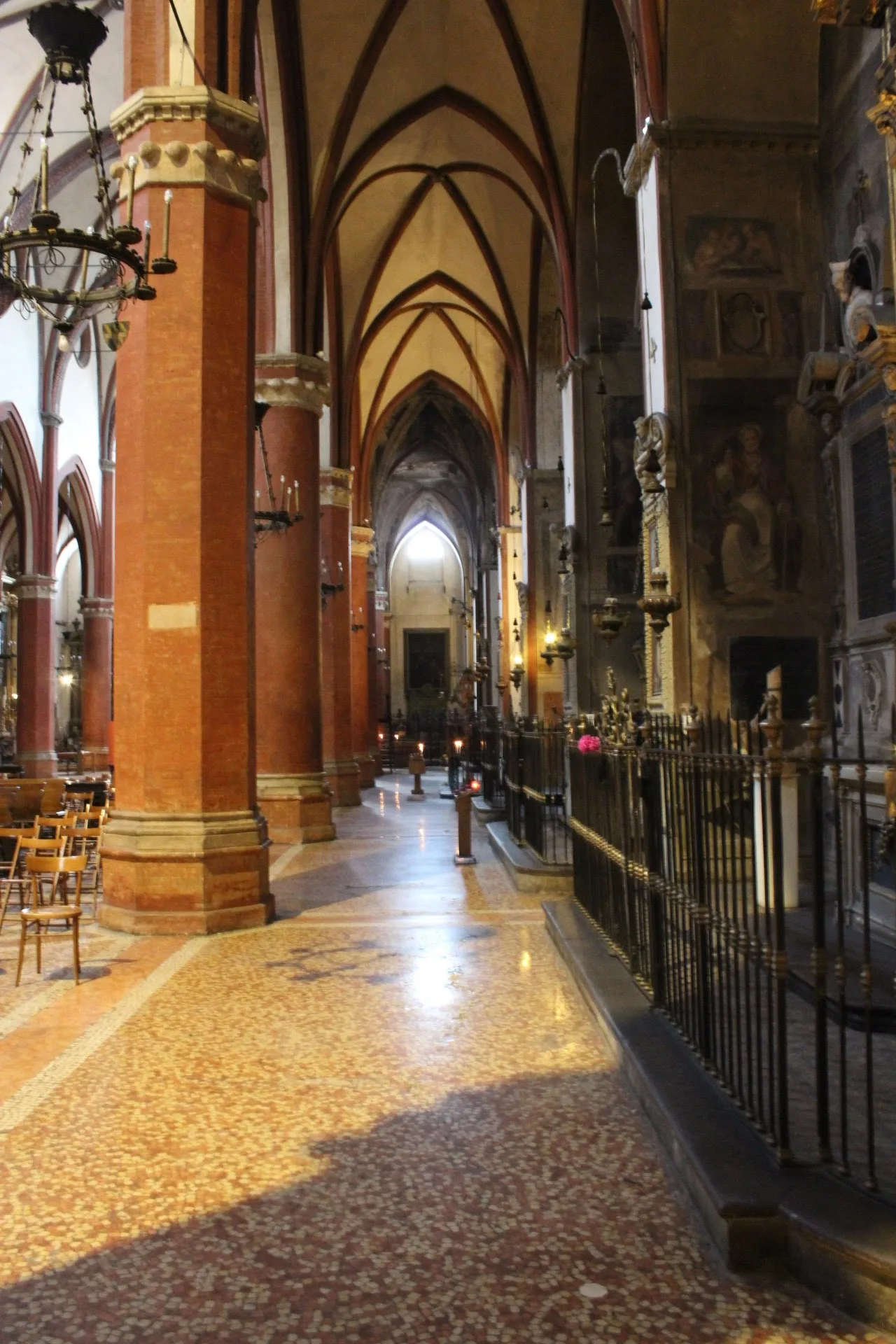 Atmosphere at Basilica di Santa Maria dei Servi Bologna — travel photo