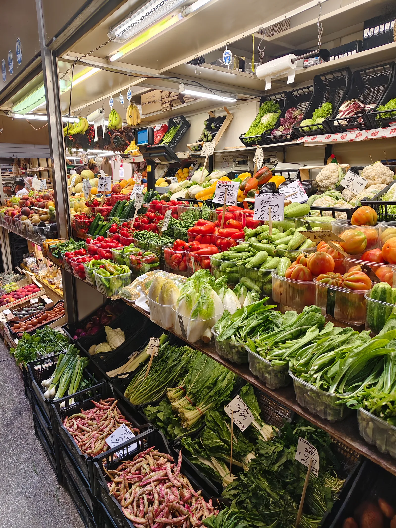 Atmosphere at Mercato delle Erbe Bologna — travel photo