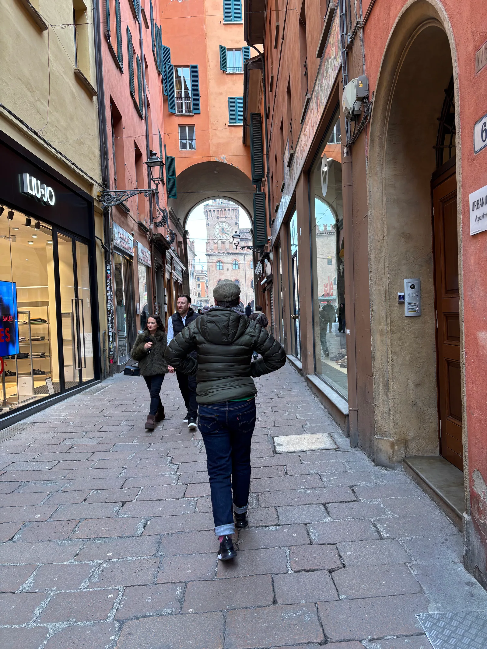 Atmosphere at Mercato di Mezzo Bologna — travel photo