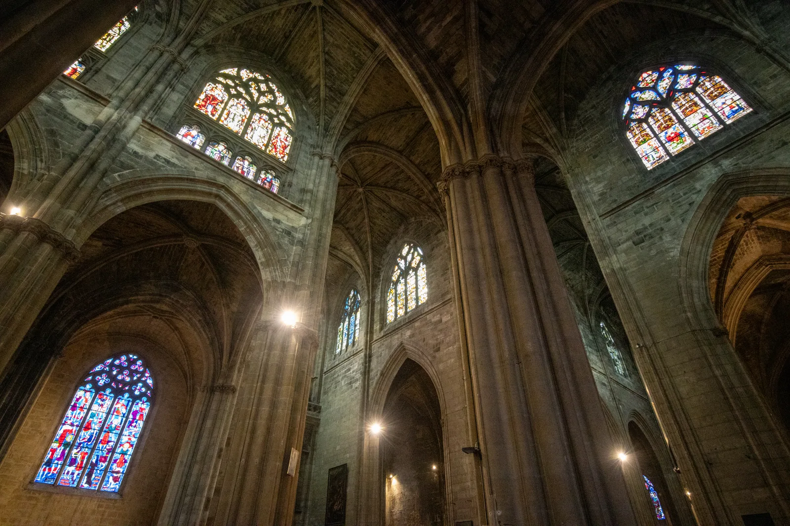 Atmosphere at Basilique Saint-Michel Bordeaux — travel photo