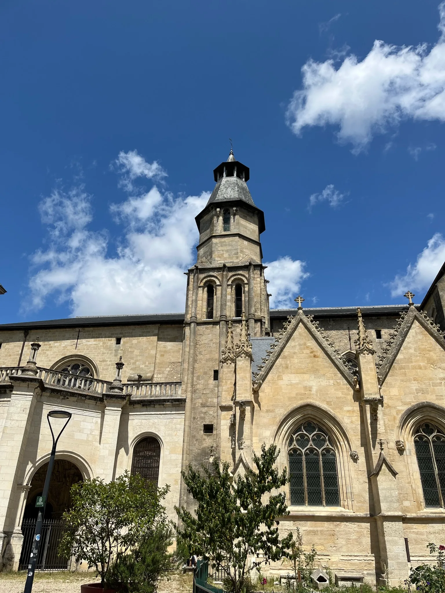 Main view at Basilique Saint-Seurin Bordeaux — travel photo