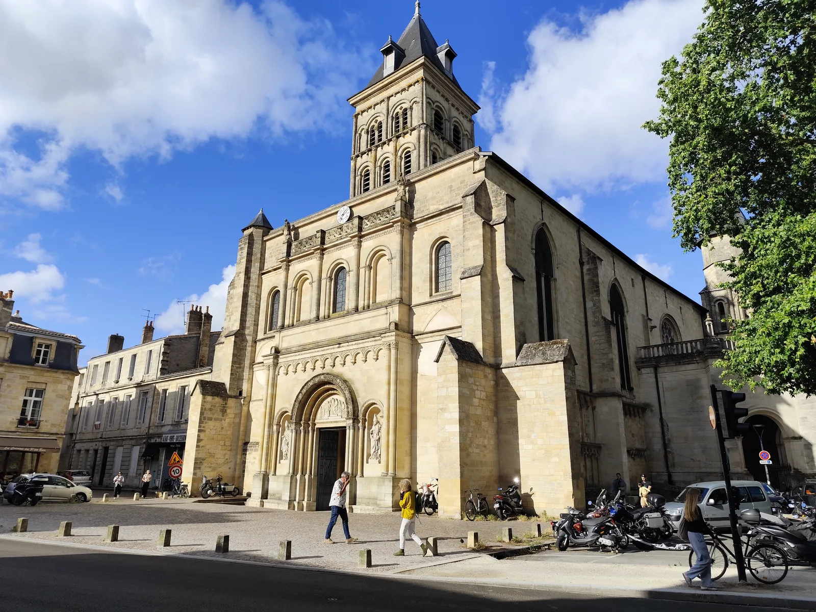 Interior at Basilique Saint-Seurin Bordeaux — travel photo