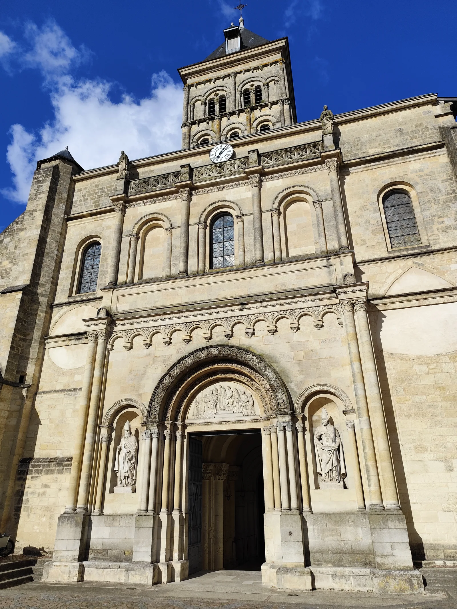 Details at Basilique Saint-Seurin Bordeaux — travel photo