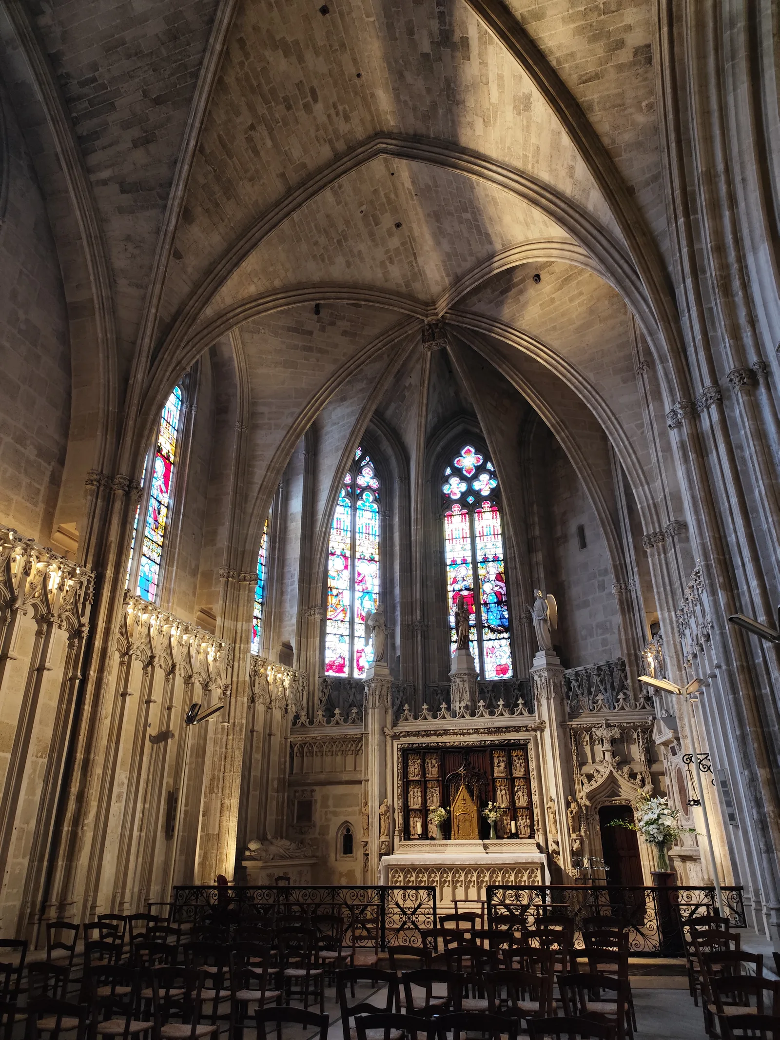 Atmosphere at Basilique Saint-Seurin Bordeaux — travel photo