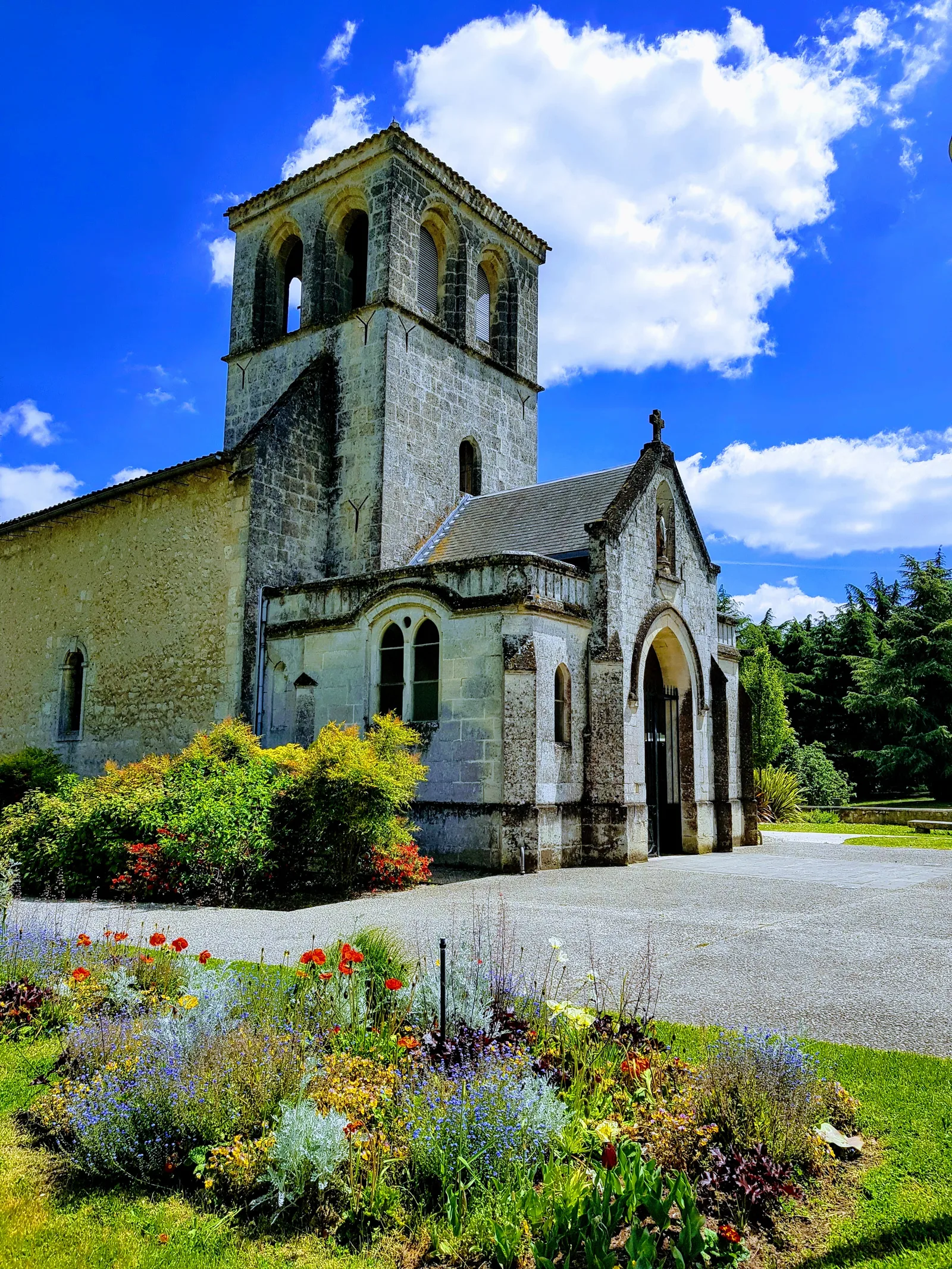 Les Jardins de L'église Romane — romantic guide Bordeaux