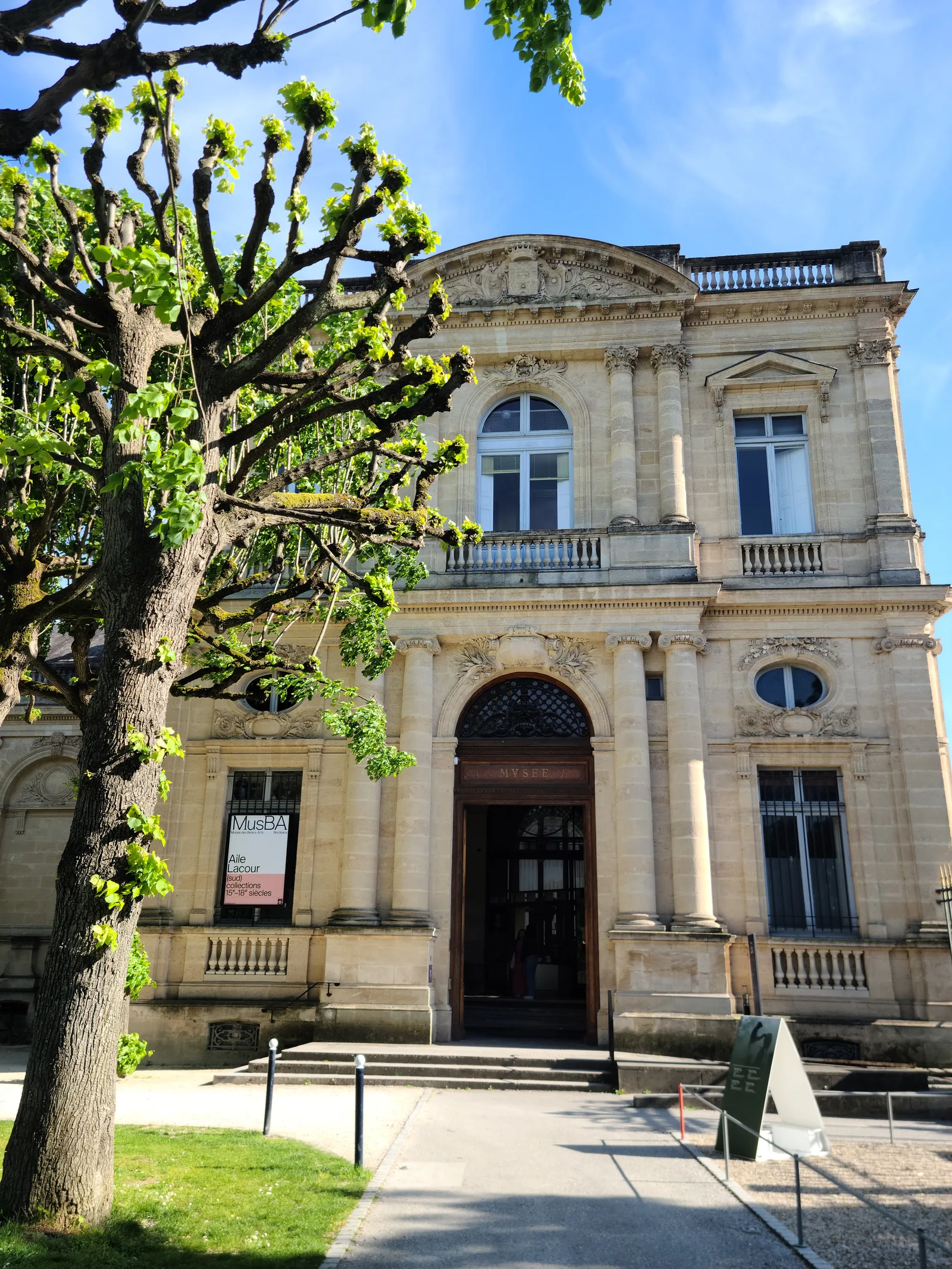 Details at Mairie Garden Bordeaux — travel photo