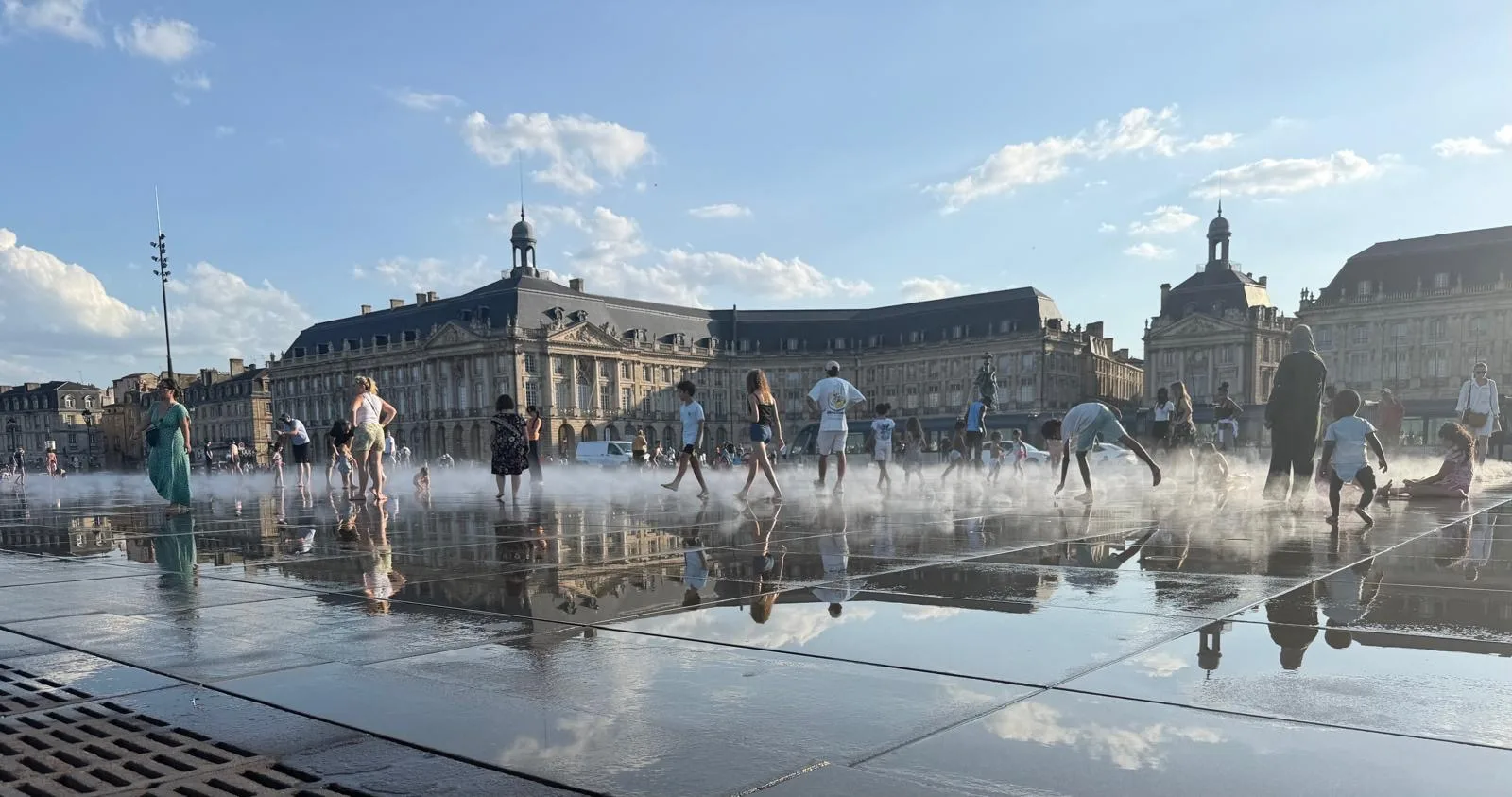 Main view at Miroir d'eau Bordeaux — travel photo