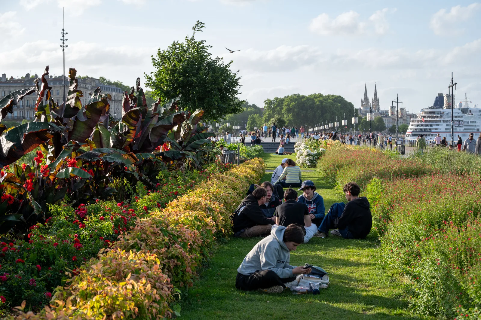 Atmosphere at Miroir d'eau Bordeaux — travel photo