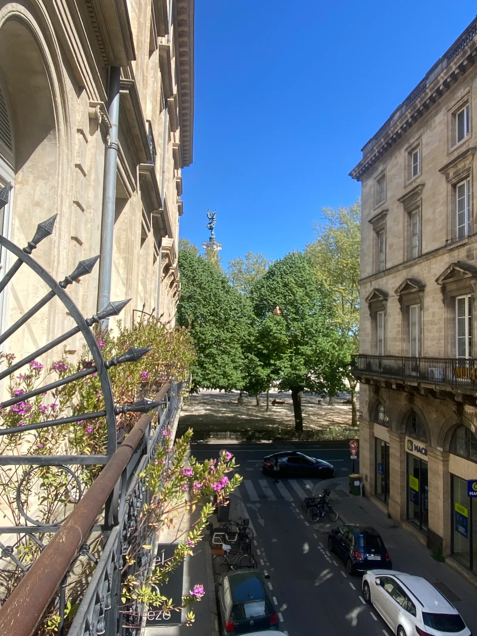 Details at Parc de l'Ermitage Sainte-Catherine Bordeaux — travel photo