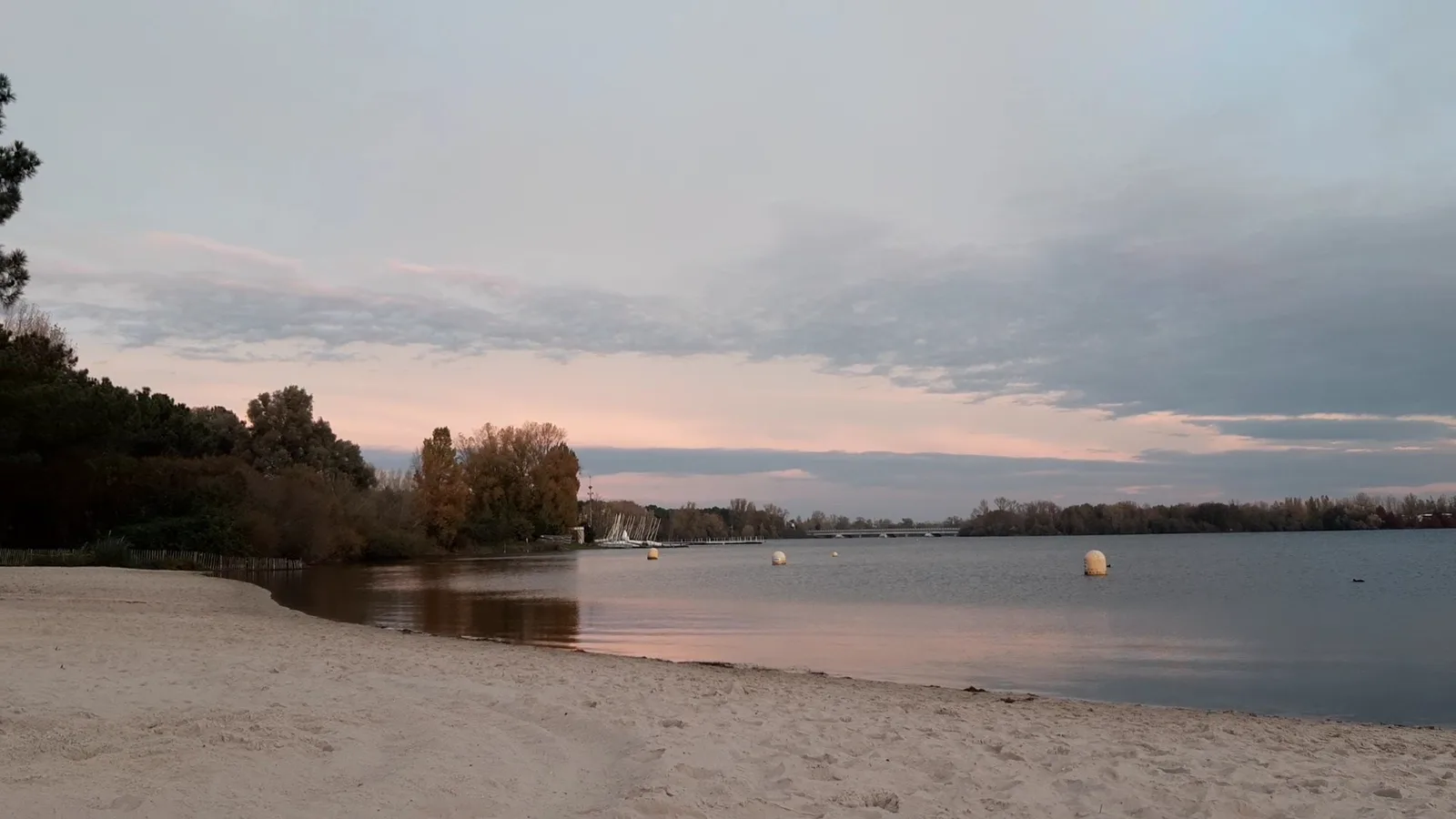Details at Plage du Lac Bordeaux — travel photo