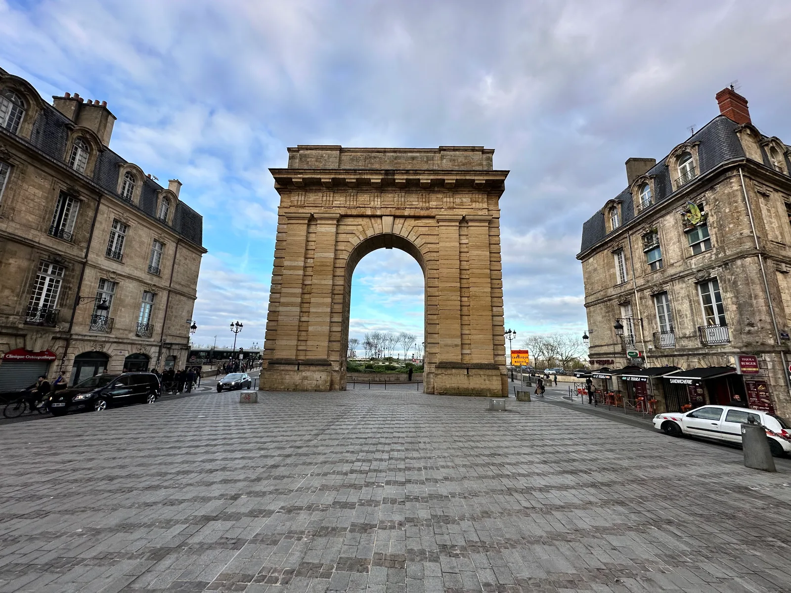 Porte de Bourgogne — budget guide Bordeaux
