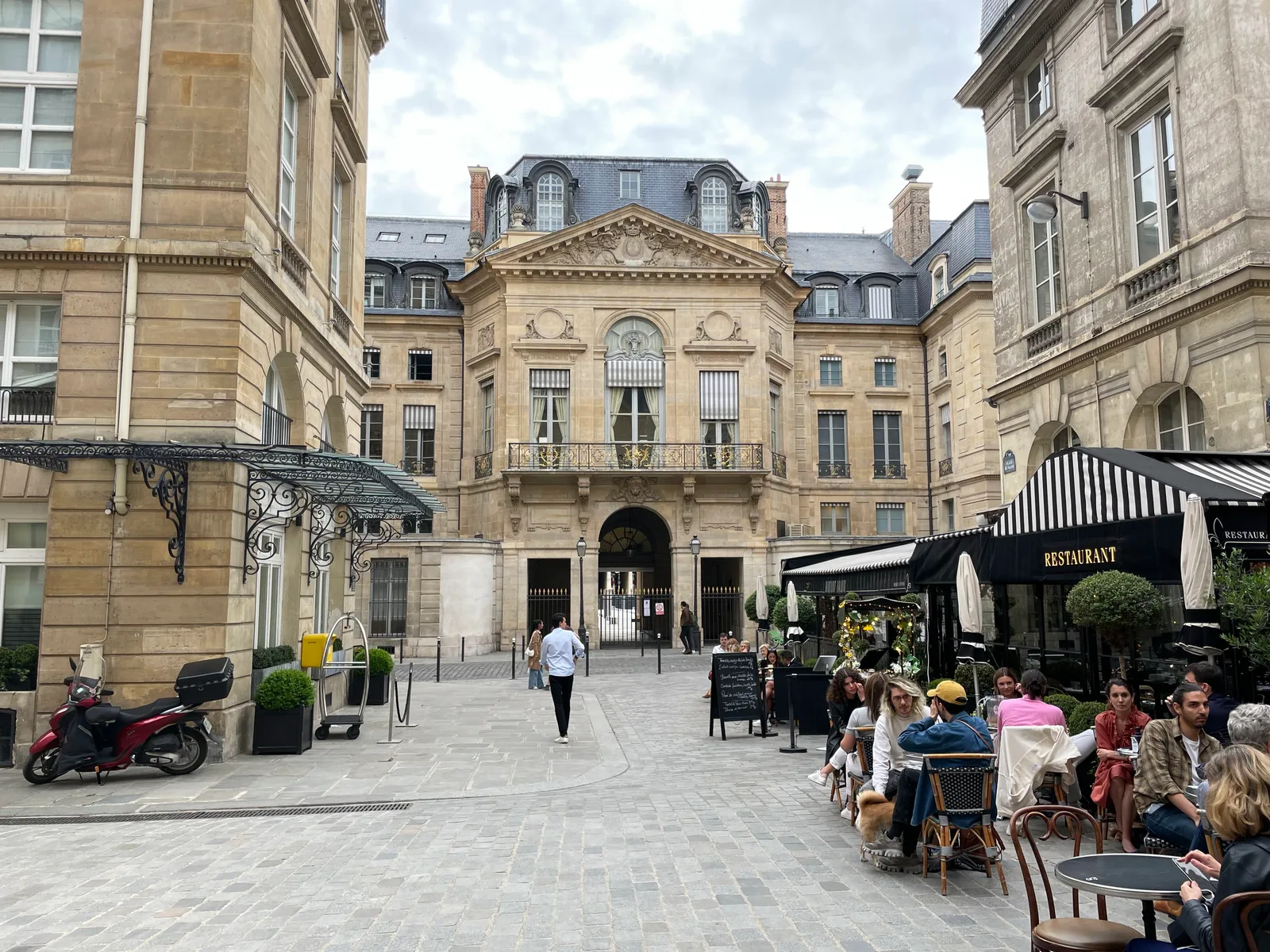 Details at Porte Dijeaux Bordeaux — travel photo