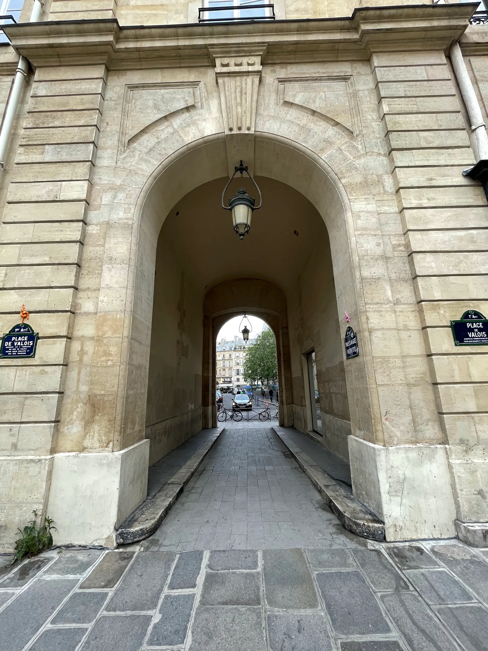 Atmosphere at Porte Dijeaux Bordeaux — travel photo