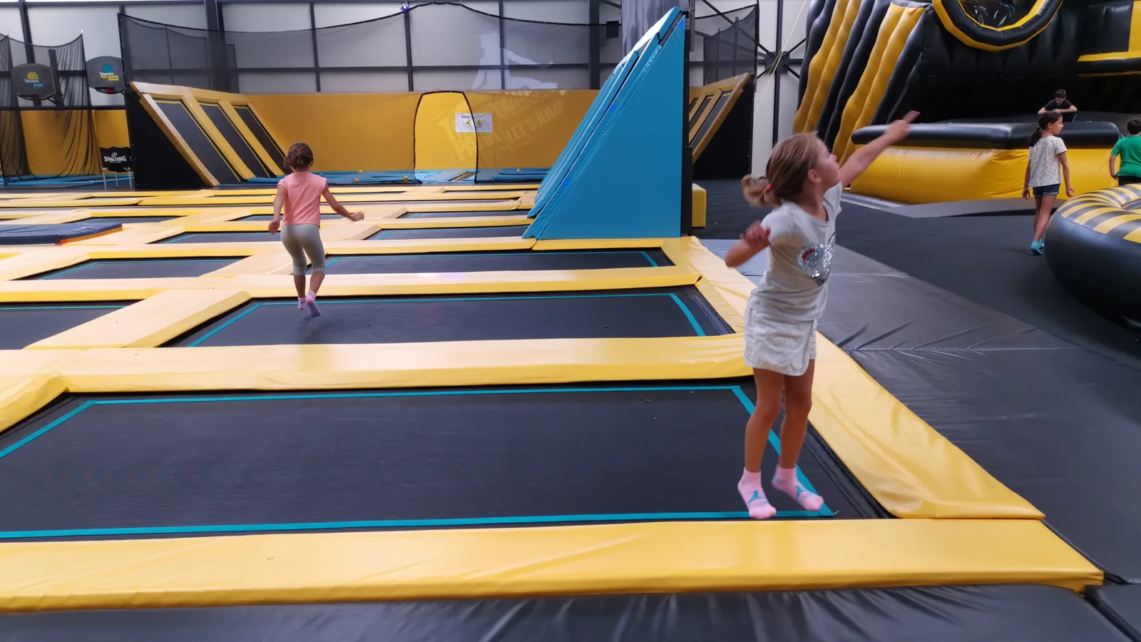 Trampoline Park Bordeaux Merignac — family guide Bordeaux
