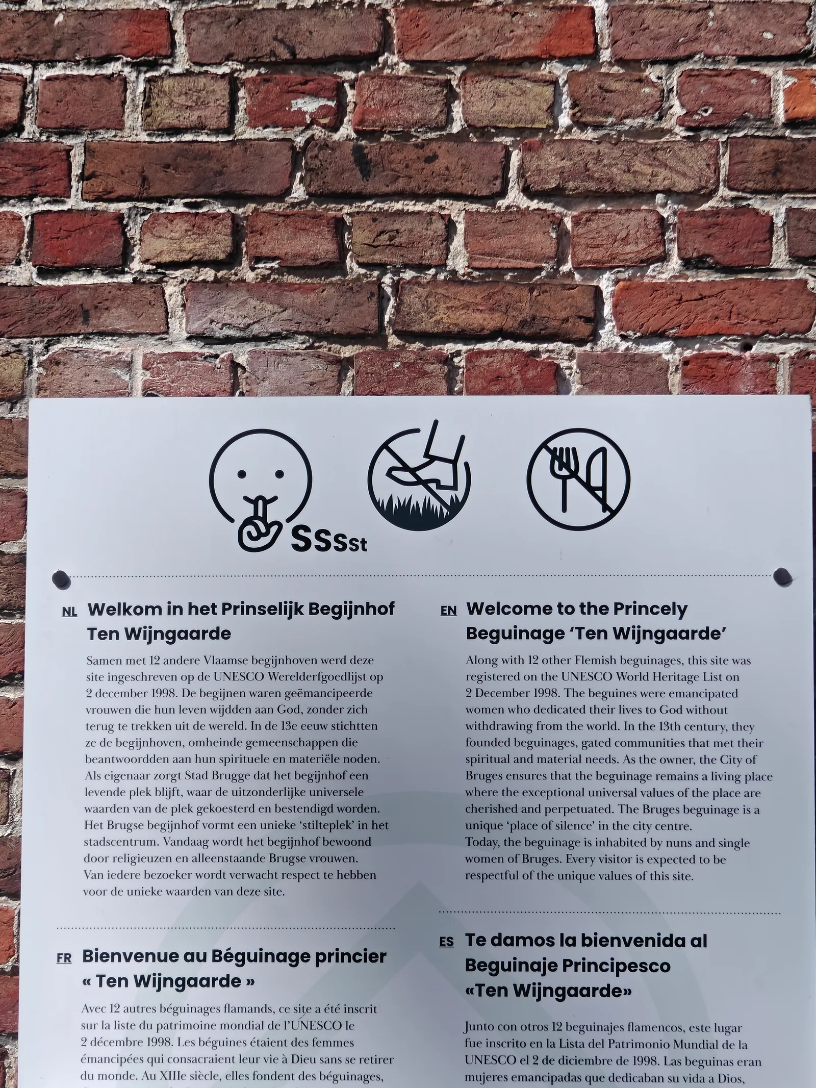 Atmosphere at Beguinage "Ten Wijngaerde" Brugge — travel photo