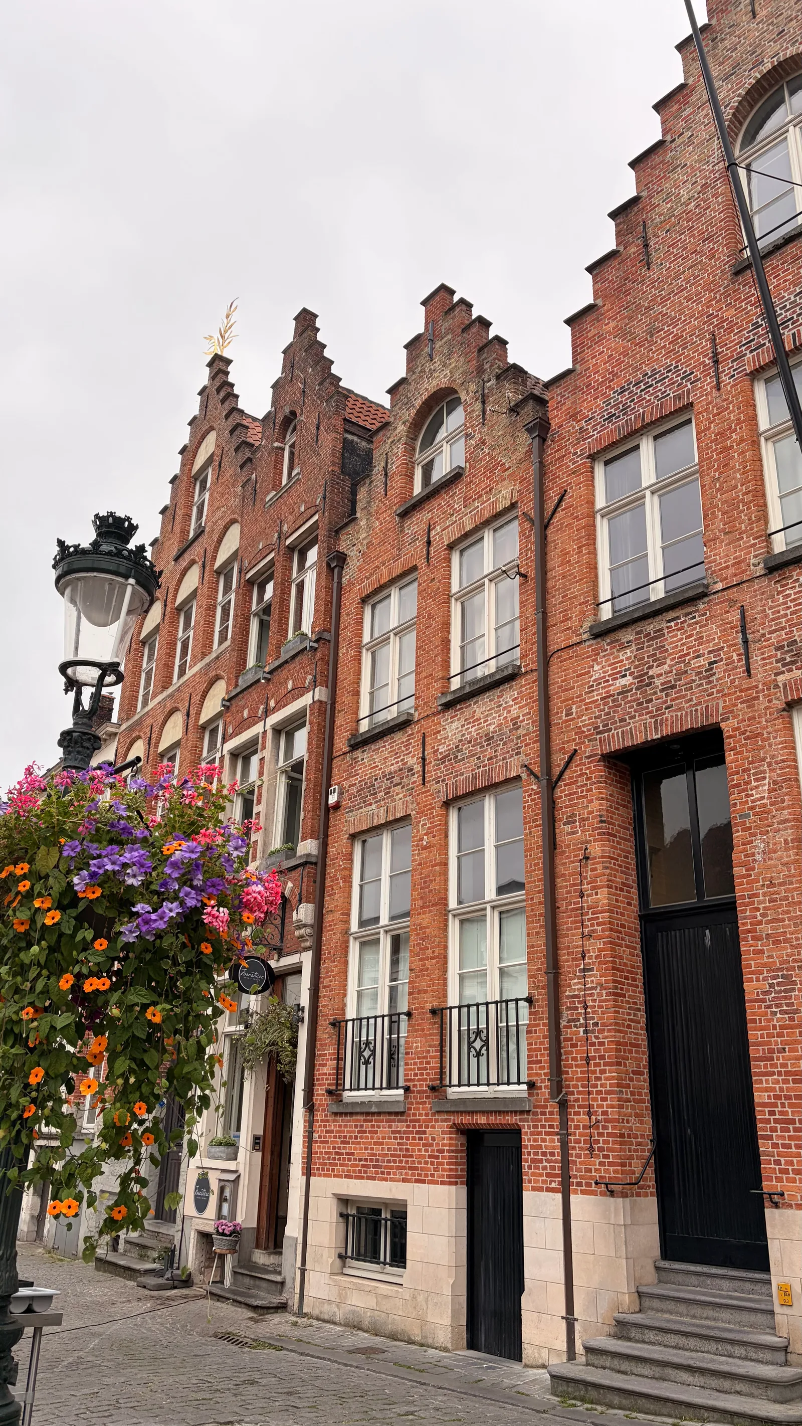 Details at Jan van Eyckplein Brugge — travel photo